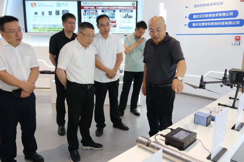一群人站在室内

AI 生成的内容可能不正确。
